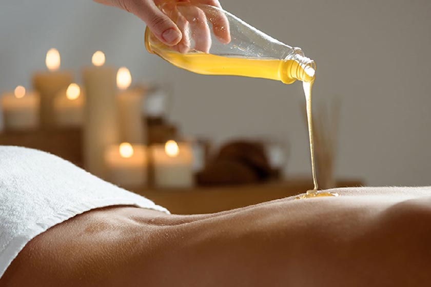 Mézes hátmasszázs